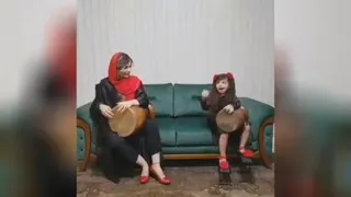 چه قشنگ میزنه دختره