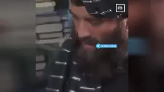 به یکی از مقامات طالبان نقشه کره زمین دادن، میگن افغانستانو کجاس؟ نمیتونه پیدا ک