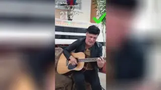 گیتار و نوازنده اسپانیایی