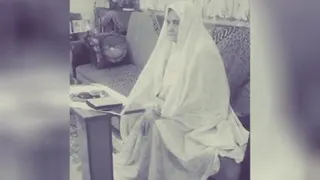 دست بوسی حضرت مادر.در روز مادر