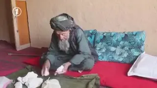 پیرمردی که سنگ میخورد
