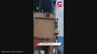 فیلم لحظه خودکشی زن جوان از ساختمان مترو / همه شوکه شدند