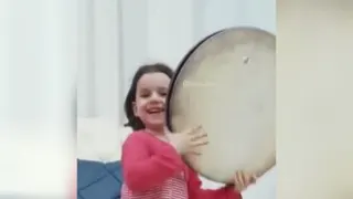 دختر 5 ساله دف میزنه