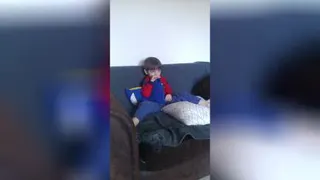 دانیال با پستونک انگشتی اش