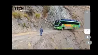 لحظه واژگونی اتوبوس مسافربری ..