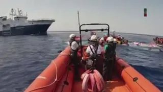 🎥 غرق شدن یک قایق حامل پناهجویان در کانال مانش، 4 نفر جان باختند 🔹سرنشینان قا