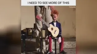 عروسک نوازنده