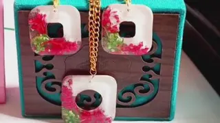 نیم ست گردنبندوگوشواره رزینی