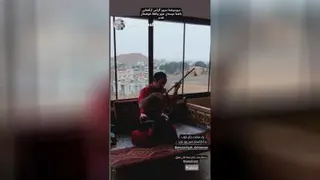 اجرای یکی از آهنگ های اصیل موسیقی مقامی دوتار در حضور گردشگران