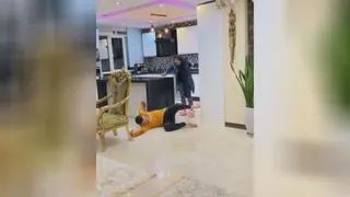 زن داره شوهرشو گول میزنه 😱😱😂😂