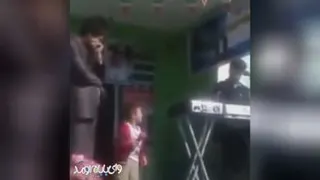 تو صف مدرسه ابتدایی به بچه میگه چه آهنگی میخوای بخونی اونم میگه طناز 😂😂 وااای