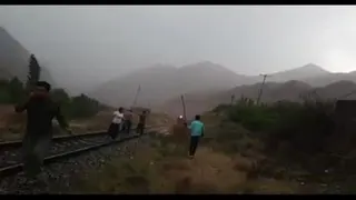 📣در پی جاری شدن سیل در گرمسار تعدادی از چوپانان با متوقف کردن قطار از یک فاجعه