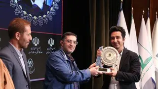 پویا واثق ملکی موفق به دریافت لوح : نشان عالی مدیریت سال شد .