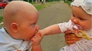 بچه فضول اینه