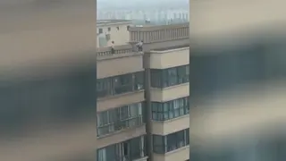 این دوتا بچه رو ببین کجا رفتن بازی میکنن😐