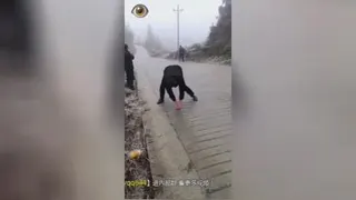 زمستون خدا سرده دمش گرم😐😂