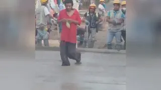 خل و چل 🤣 عقلت نرسید دارن میسابنش .میرینی