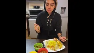 چه خوشمزه میخوره😋😋😋😋😋