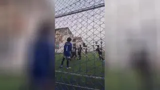 با توپ رفت توی گل😂😂😂