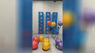 بازی بادکنک😂🤭
