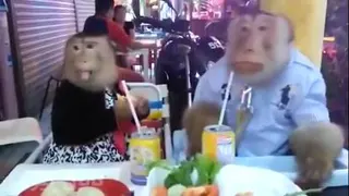 وقتی با دوست دخترت میری بیرون شام بخوری و نگرانی که فک و فامیل با هم ببیننتون😂
