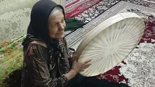 دف زدن مادربزرگ جان♡