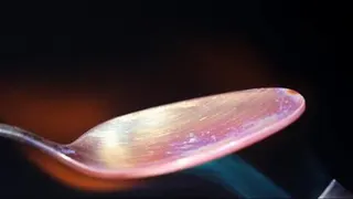 قطره آب روی آتش می‌رقصد.