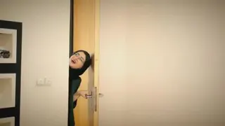 خانم شیرزاد وارد میشود