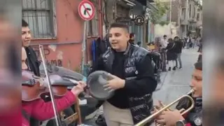 تعجب بچها از ساز زدن این زن