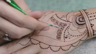 نقش حنا هندی شروع از مچ دست