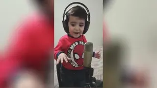 این بچه رو حتما ببینید خیلی بامزه میخونه
