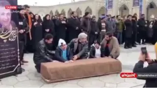 بی تابی فرزندان شهرام عبدی هنگام خاک سپاری