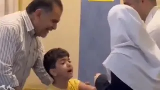 آمپول زدن پسر بچه. همه ائمه و دوستان و برا کمک صدا زد.