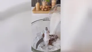 ترکیب قهوه، یخ، کاکائو و بافت خامه‌ای آخ آخ چه شود دیونه کنندست🤌🏼🤤 مواد لاز