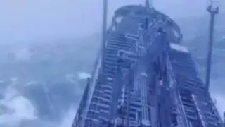 خدمات کشتی وقتی طوفان میاد کشتی رو اینطوری میبینن😱