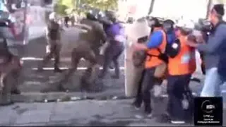 برخورد خشن پلیس شیلی با یک رهگذر