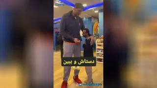 اگه فکر می کنید غول ها وجود ندارند این کلیپ نگاه کنید فقط دست این شخص اندازه سر
