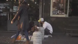 مادر دست فروش