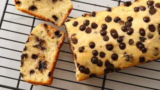 طرز تهیه کیک وانیلی ساده با تکه های شکلات | آموزش کامل کیک خوشمزه و حرفه ای