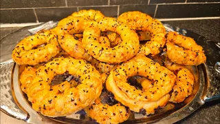 تهیه یه شیرینی خیلی خوشمزه، ترد و فوری با خمیر هزارلا 🥰