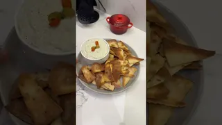 دیپ پنیر و زیتون؛ ایده‌ای سریع و خوشمزه برای مهمانی