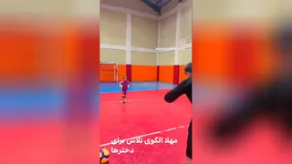 دختر پر تلاش آکادمی والیبال رزاقی