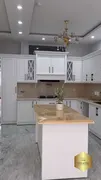 طراحی و اجرای کابینت آشپزخانه مدرن با ترکیب رنگ‌های خنثی و صفحه چوبی
