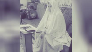 دست بوسی حضرت مادر.در روز مادر