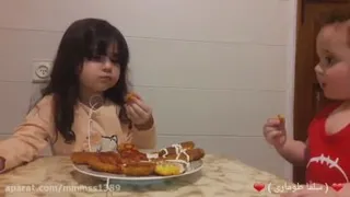 چالش خوردن توپک سیب زمینی خانوم کوچولو و آجی کوچولو