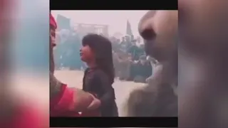 دخترک تماشاچی به شمر التماس می کند که امام حسین را نکشد