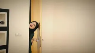 خانم شیرزاد وارد میشود