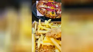 لذت غذای فست فود (پیتزا) و (مرغ سوخاری)