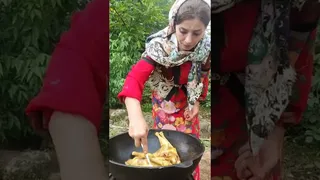 مرغ‌های کامل پر از پلو و پخته شده در تنور گلی ♧ دستورپخت روستایی
