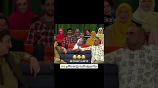 جناب خان با حرکتی خنده‌دار، محسن کیایی را به خنده وا می‌دارد!